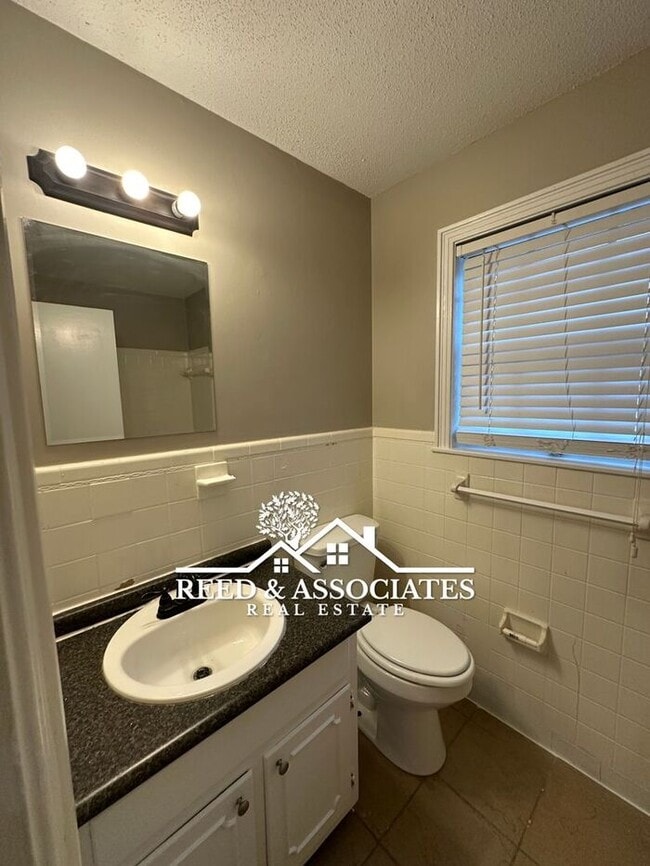 Building Photo - Charming Raleigh Home