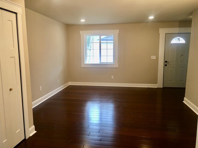 Building Photo - 1 Maple Village Ct