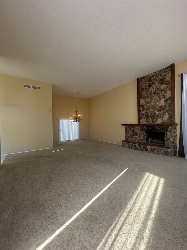 Building Photo - 2 Bed Brick House! Golf Course View!