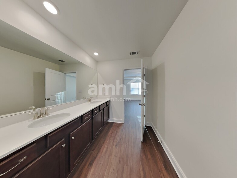 Building Photo - 2120 Williamshire Ln