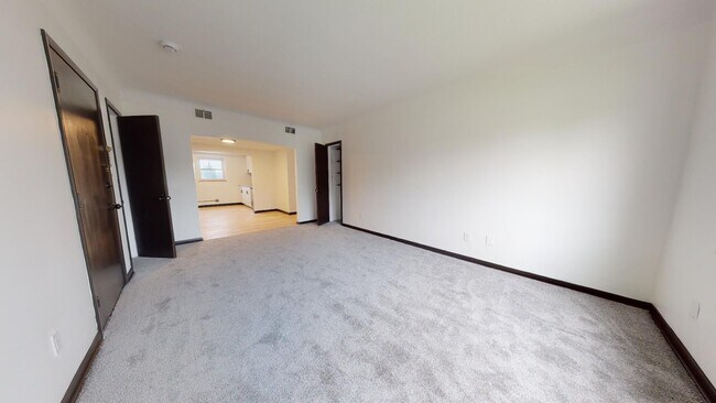 Building Photo - Parma - 2 Bedroom - 3rd Floor Unit