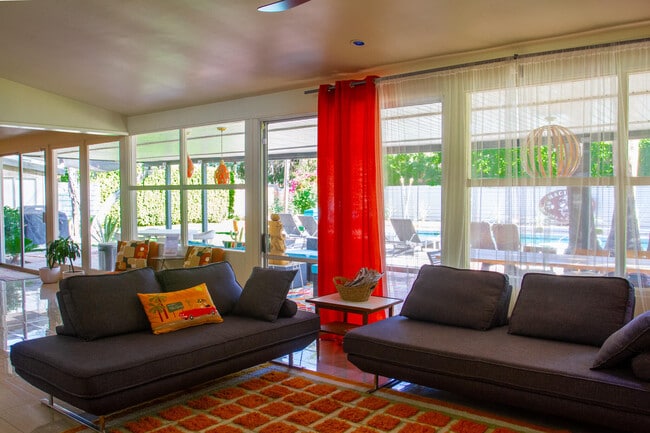 Building Photo - 1423 E San Lorenzo Rd