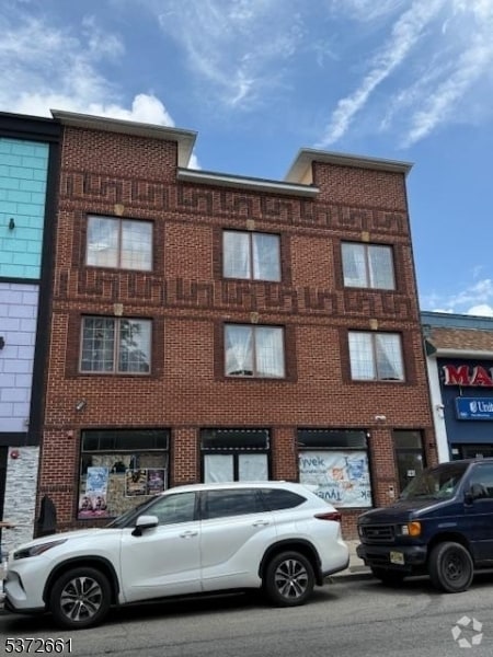 Building Photo - 944 Main Ave