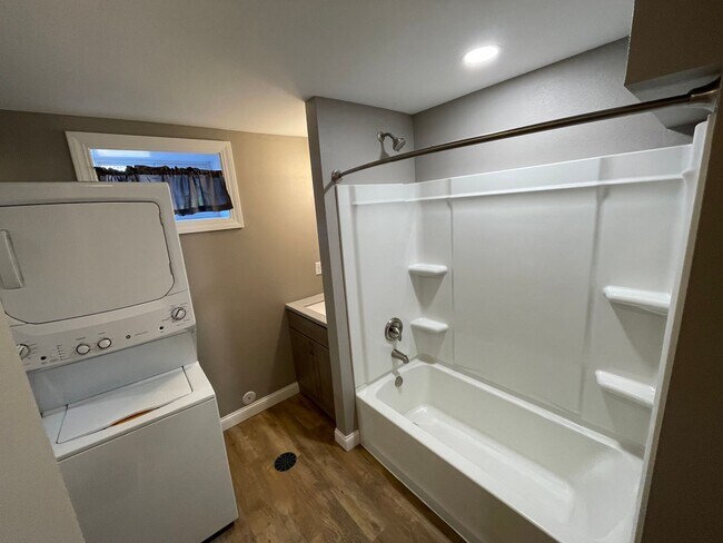 Primary Photo - 205 8th Ave NW