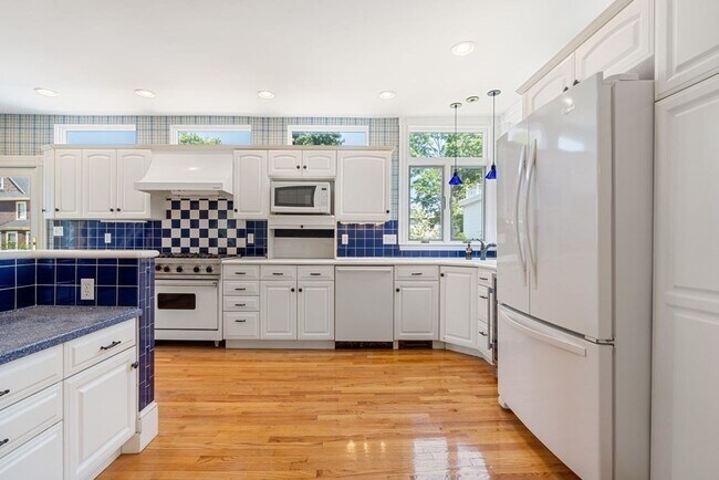 Building Photo - 68 Elm St