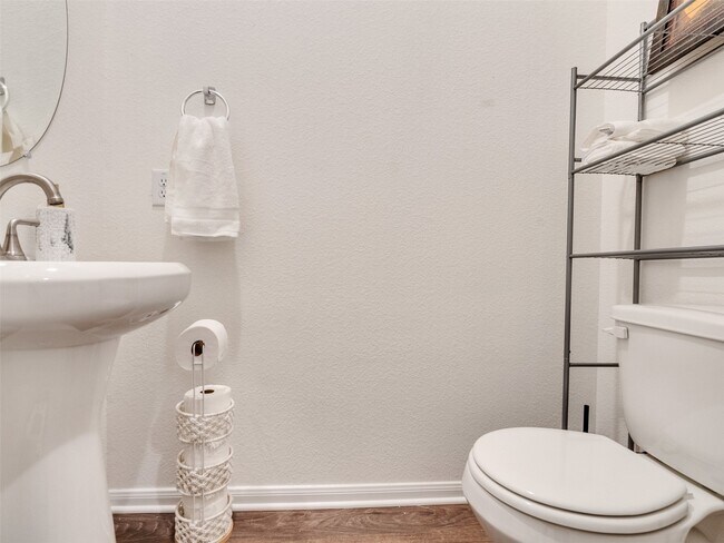 Building Photo - 405 Magnolia Ln