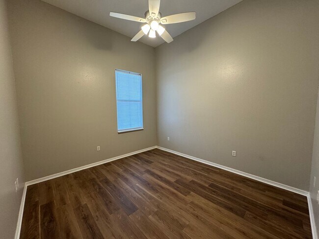 Building Photo - LakeFront Home in Haines City. Lawncare  Included