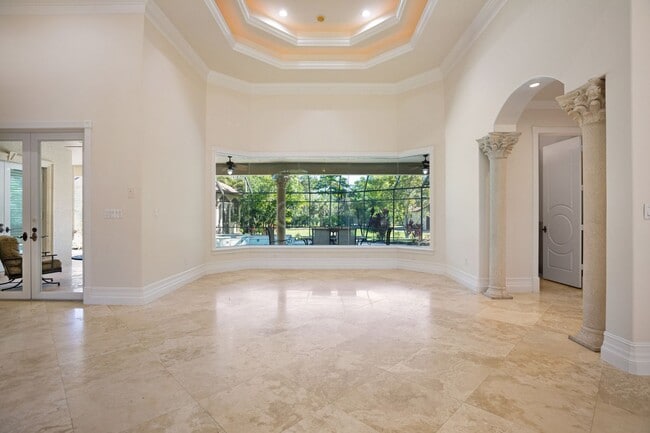 Building Photo - ** OAKES ESTATES ** 4 BED + DEN / 3.5 BATH...