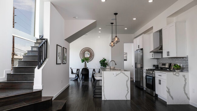 Building Photo - 1301 Tamarind Ave
