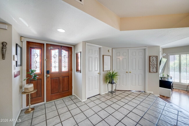 Building Photo - 2511 E Shaw Butte Dr