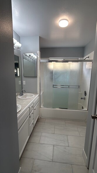 Building Photo - 14627 Gledhill St