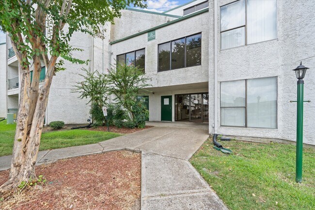 Building Photo - 2830 S Bartell Dr