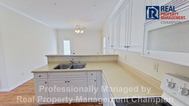 Building Photo - Charming 3 BD/2 BA Home w/Split Bedroom La...