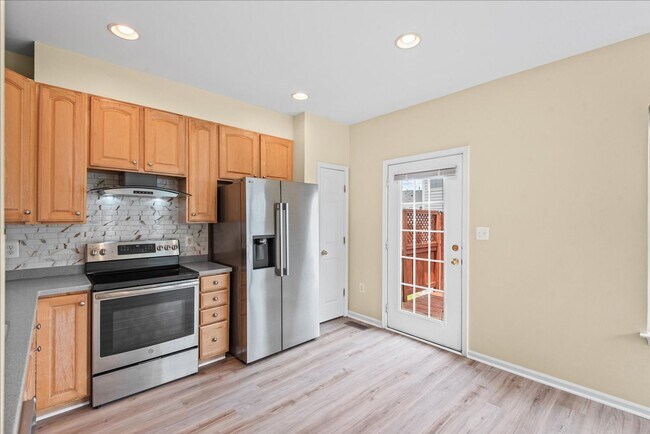 Building Photo - Modern Comfort Meets Convenience, Close to...