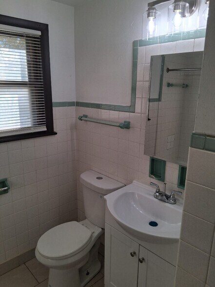 Building Photo - 4900 N 40th St