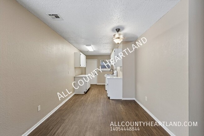 Building Photo - 119 Woodman Dr