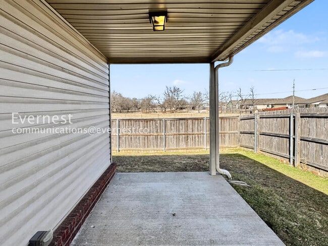 Building Photo - 3 Bed/2 Bath Home with Fenced Yard & Garage / Pet-Friendly / Available Soon!