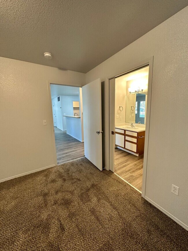 Building Photo - Newly renovated in 2024 2 bedroom 2 bathroom apartment available soon.