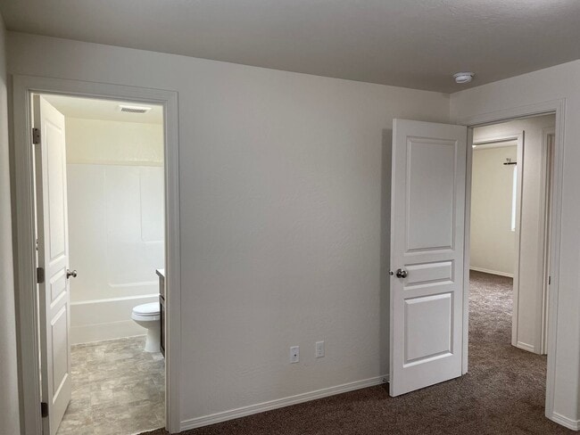 Building Photo - Very Nice 2 Story 3 Bedroom 2.5 Bath Home-...