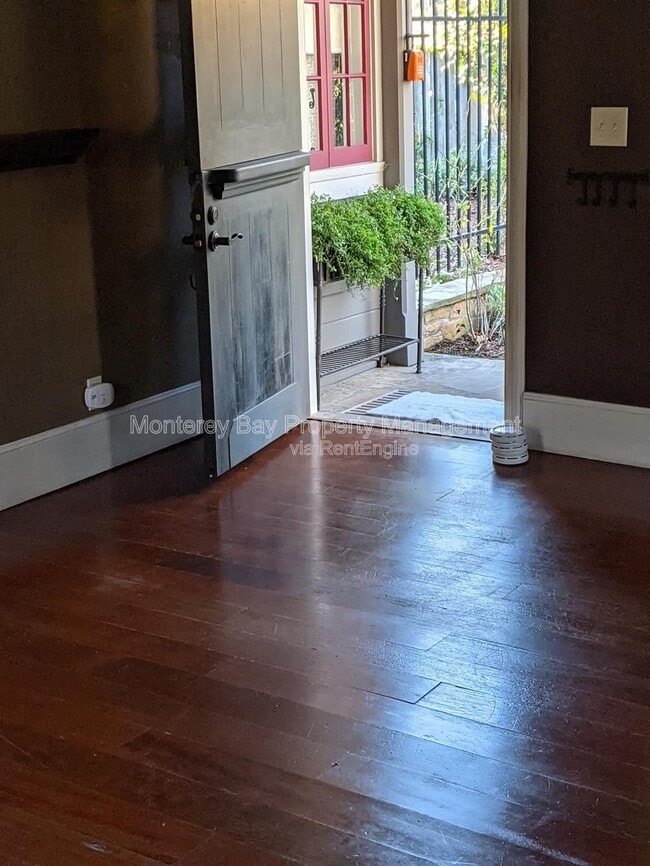 Building Photo - 515 Dickman Ave