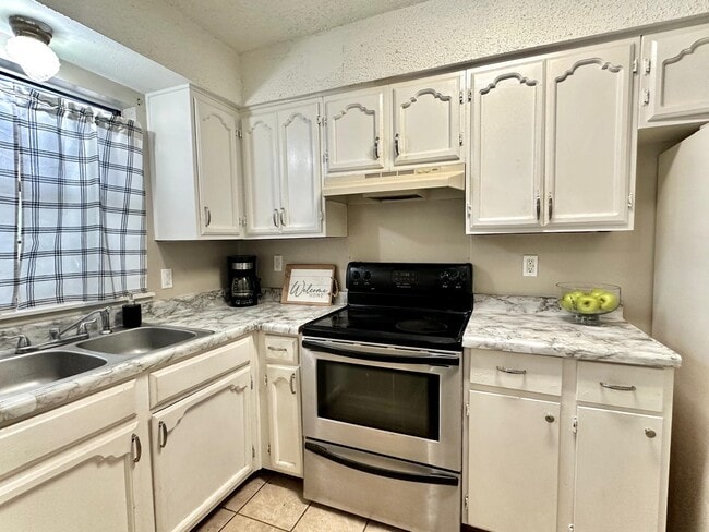 Building Photo - 1300 Hillside Rd