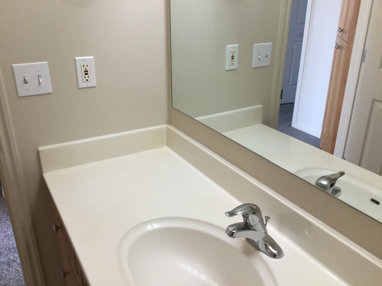 Building Photo - 479 Raven Way