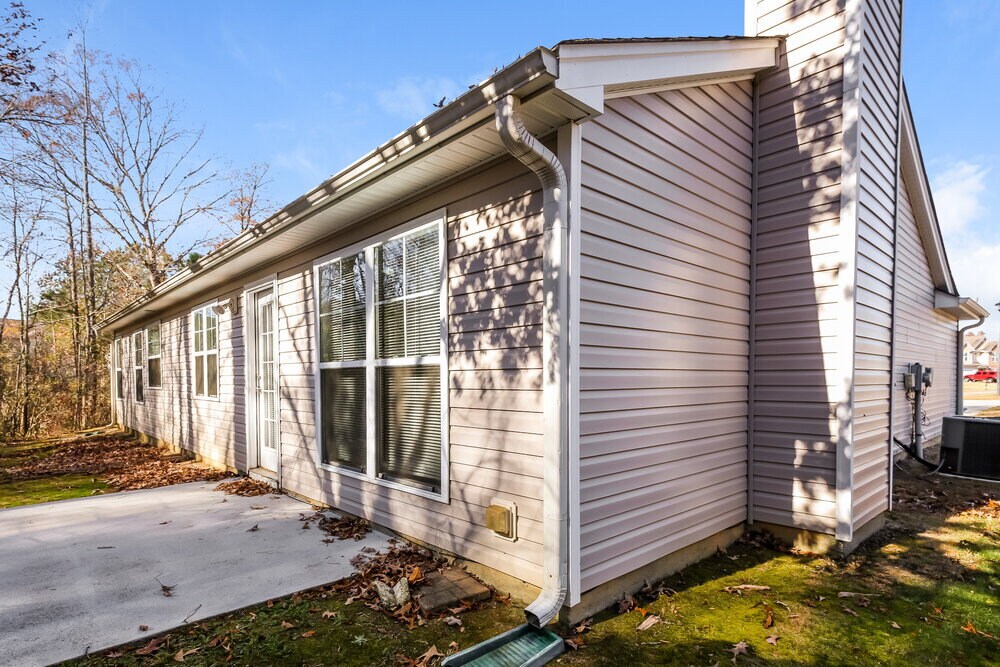 Building Photo - 2120 Crown Park Dr
