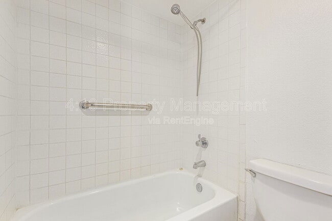 Building Photo - 405 E Linda Ln