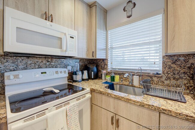 Building Photo - 6850 Royal Palm Blvd