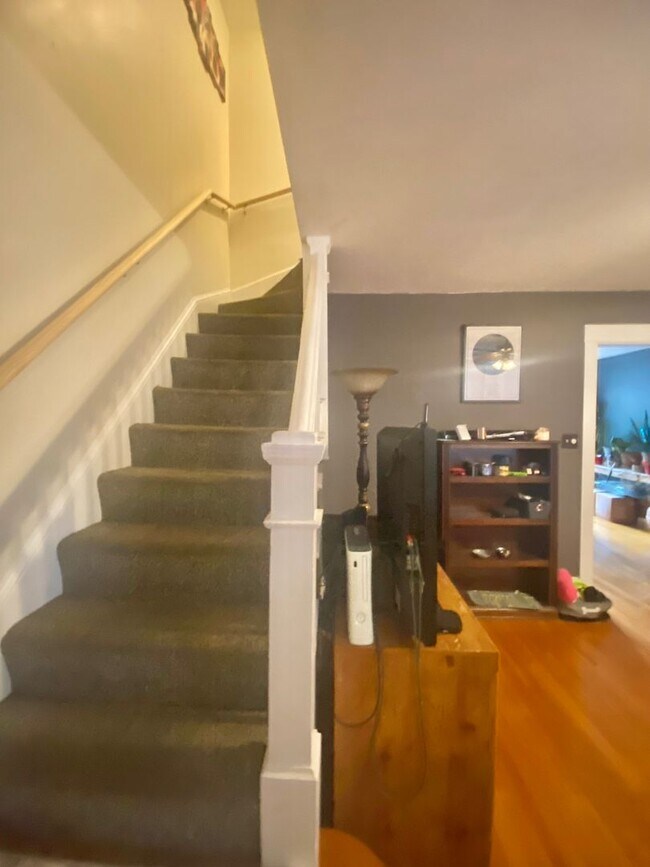 Building Photo - Charming 3BR / 1 BA Home Near F&M With Pri...