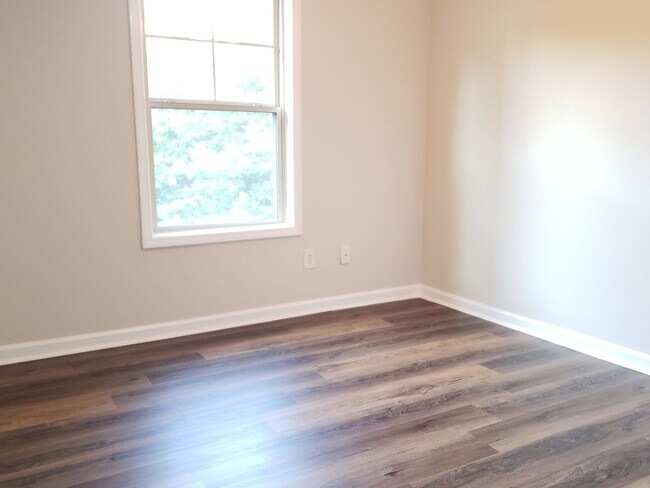Building Photo - 2BR Townhouse in Canton