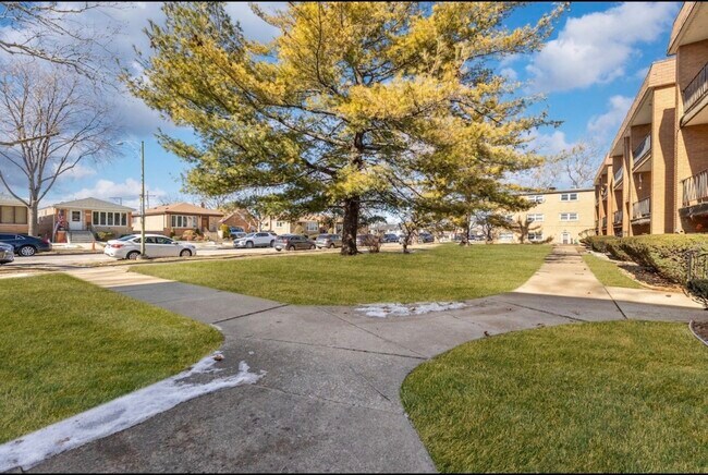 Building Photo - 6419 S Oak Park Ave