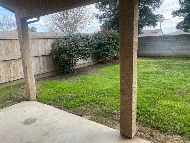 Building Photo - 4 bedroom 2 bathroom house in SE Visalia!