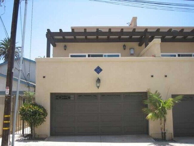 Building Photo - 2 story condo with private balcony & roof deck - blocks from the Beach