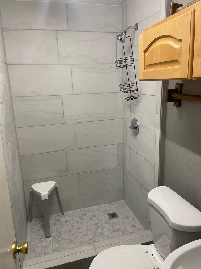 Building Photo - 1400 7th Ave