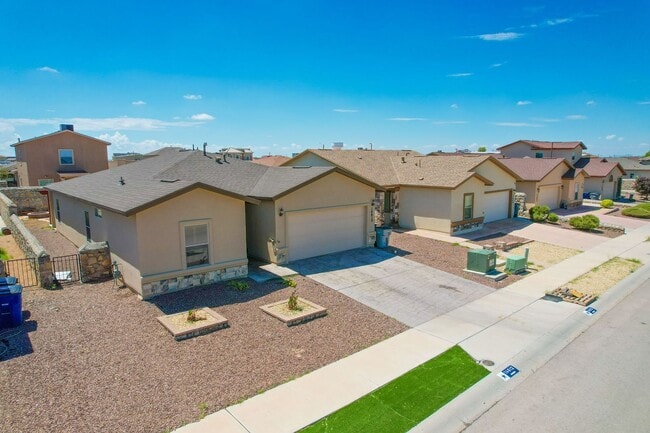 Building Photo - Beautiful East side House 3 bed-2.5 baths in front of Park