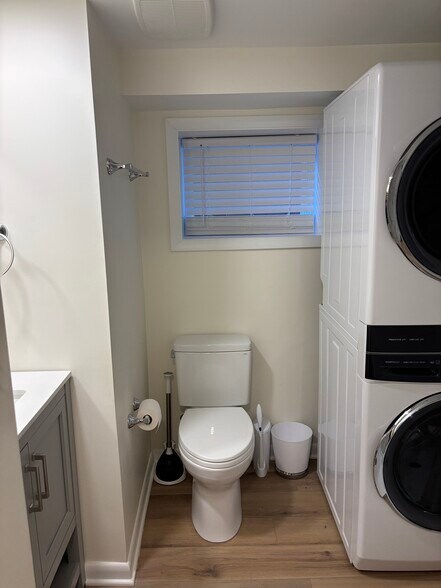 Building Photo - 402 Constitution Ave NE