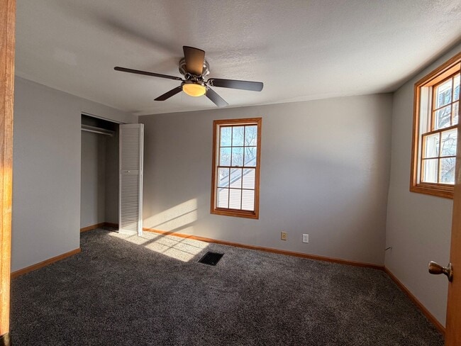 Building Photo - 5 Bedroom house in Webster City with Huge Garage! $1395