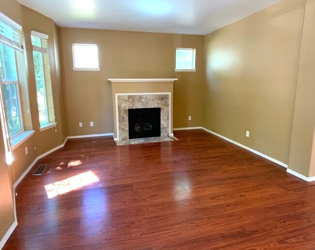 Building Photo - Gorgeous 3 Bedroom Arbor Rose Home!
