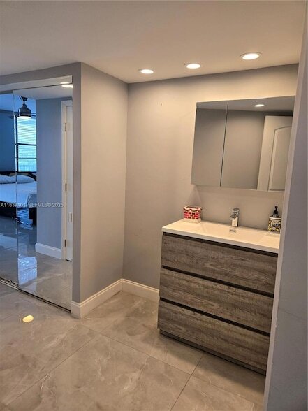 Building Photo - 3401 N Country Club Dr