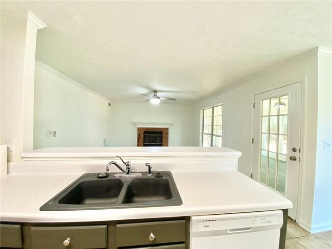 Building Photo - 640 Suwanee Lakes Cir NW