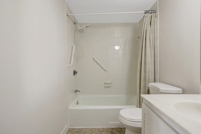 Building Photo - 3800 Fairfax Dr