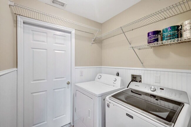 Building Photo - Stunning 3BR/2BA Home with 2-Car Garage & ...