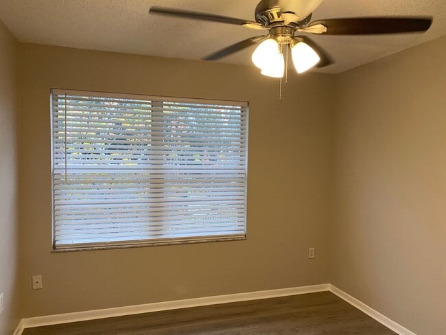 Building Photo - MOVE-IN SPECIAL-WONDERFUL 3/2.5 Home with 1 car garage-UCF Area