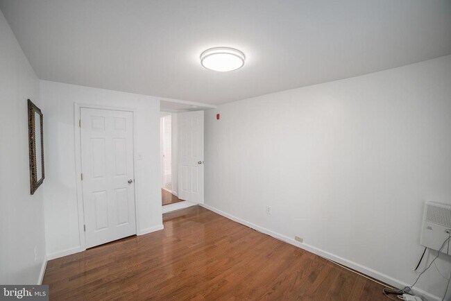 Building Photo - 525 E Snyder Ave