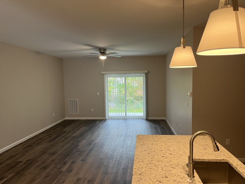 Building Photo - 2104 Community Ln