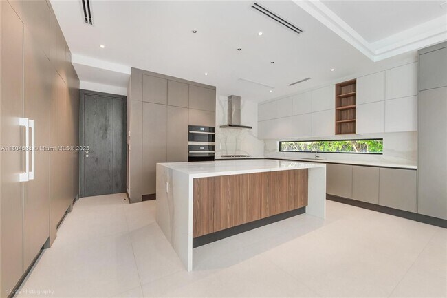 Building Photo - 8000 SW 62nd Ct