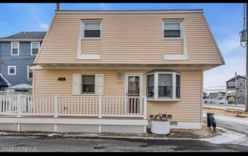 Building Photo - 125 Throssell Rd
