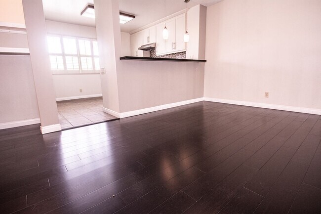 Building Photo - 848 W Huntington Dr