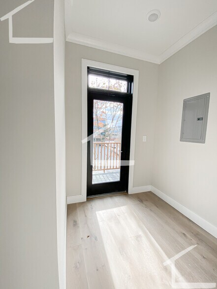 Building Photo - 157 Everett St